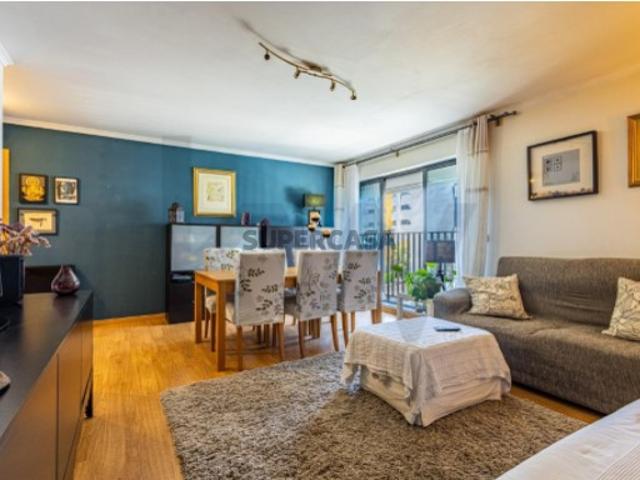 Apartamento T2 com Luz Natural, Arrecadação e 2 Lugares de Garagem Arroja, Odivelas