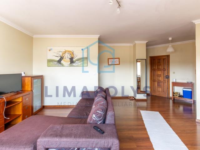 Apartamento T2 com lugar de garagem e vista de mar
