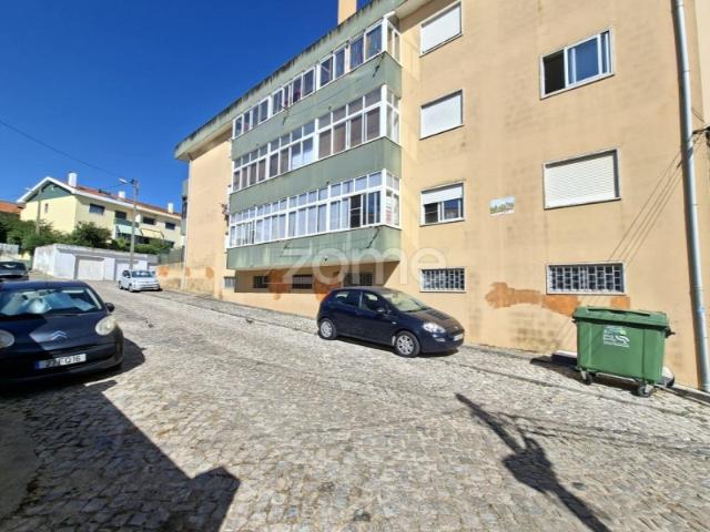 Apartamento T2 com Sótão e Garagem em Mem Martins Sintra