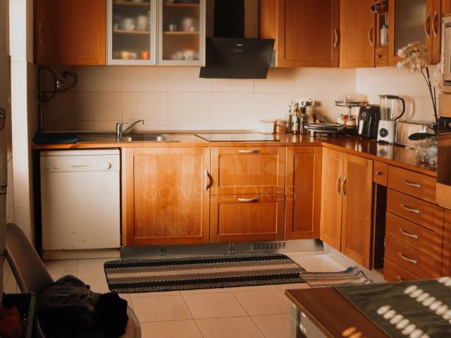 Apartamento T2 com Sótão, T1 na Cave e Potencial de Rentabil. 92m² Bombarral e Vale Covo