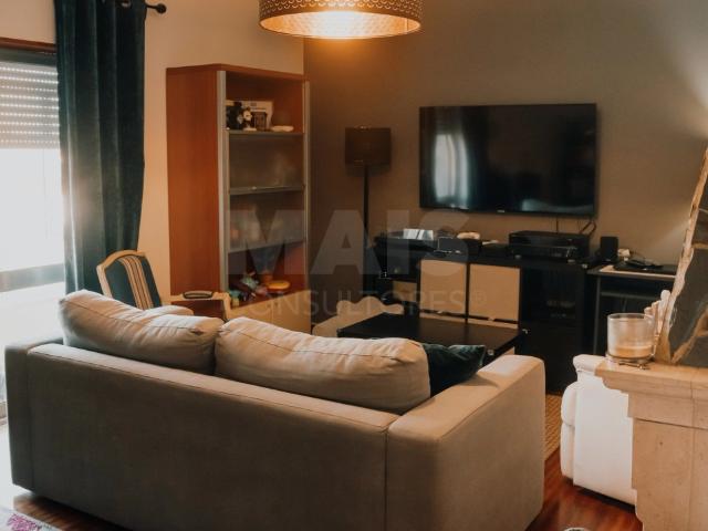 Apartamento T2 com Sótão, T1 na Cave e Potencial de Rentabil. 92m² Bombarral e Vale Covo