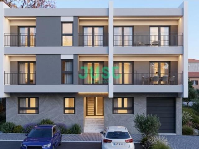 Apartamento T2 com suíte com closet, terraço e uma 1 vaga de garagem em Pinhal General Fernão Ferro