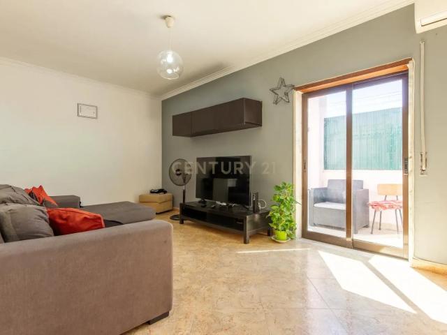 Apartamento T2 com Suíte e Duas Varandas na Quinta do Conde