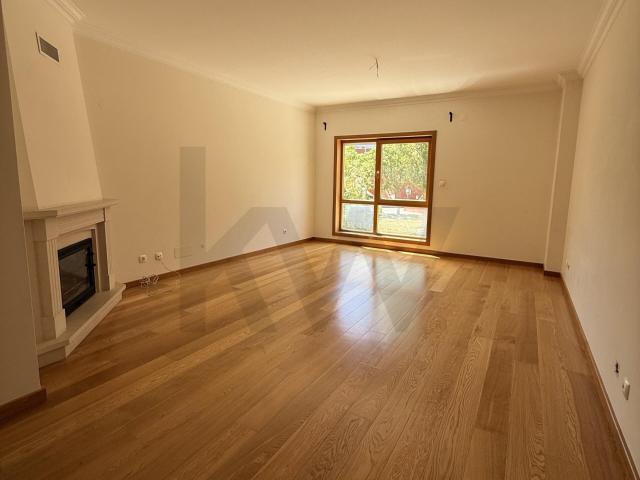 Apartamento T2 com Suite e Garagem Box nas Casas do Lago – Venteira, Amadora
