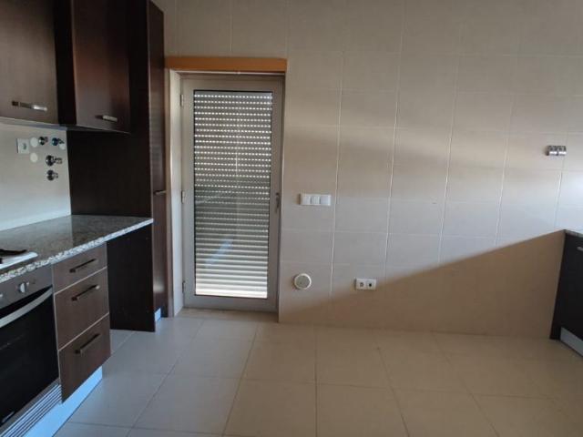 Apartamento T2 com parqueamento e vista de mar. A 3 minutos da praia. Predio c/piscina