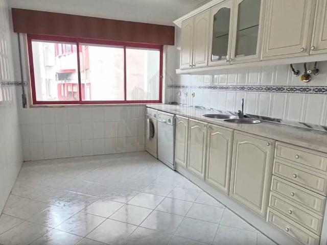 Apartamento T2 com parqueamento em Algueirão