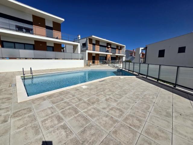 Apartamento T2 com piscina, garagem e amplos terraços em Salir do Porto