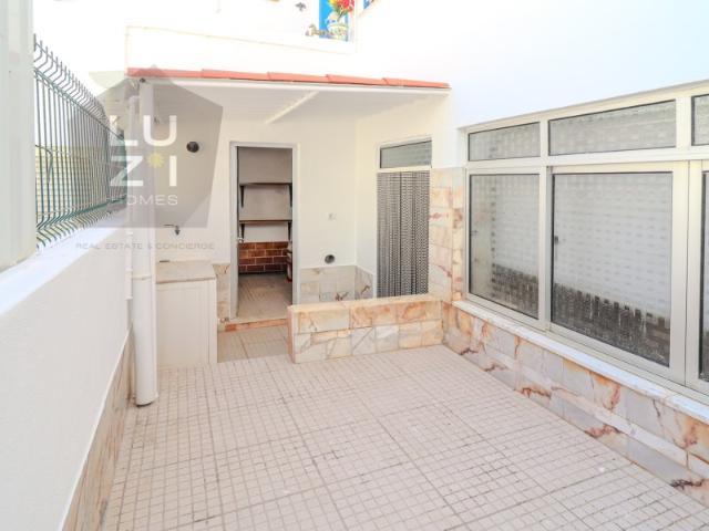 Apartamento T2 com quintal e arrecadação, nos arredores próximos a Lagos