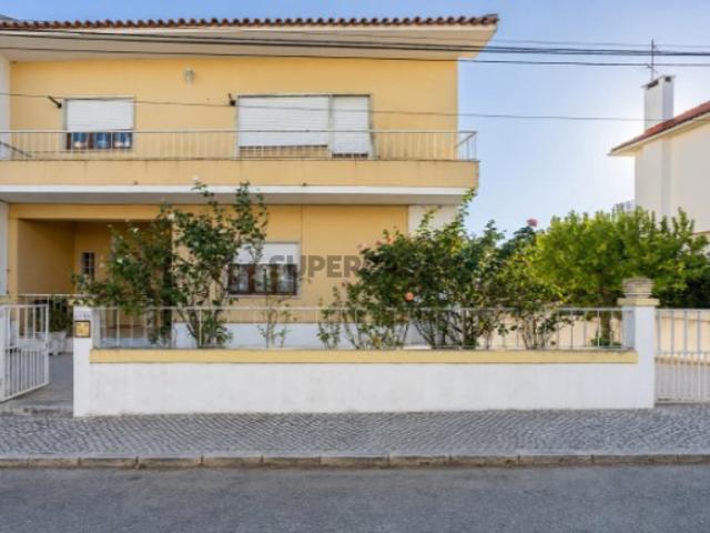 Apartamento T2 com Quintal Partilhado e Garagem de 55 m²