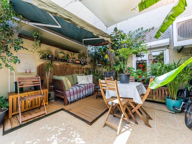 Apartamento T2 na Estrada das Laranjeiras com logradouro