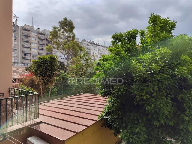 Apartamento t2 com remodelação total, em benfica