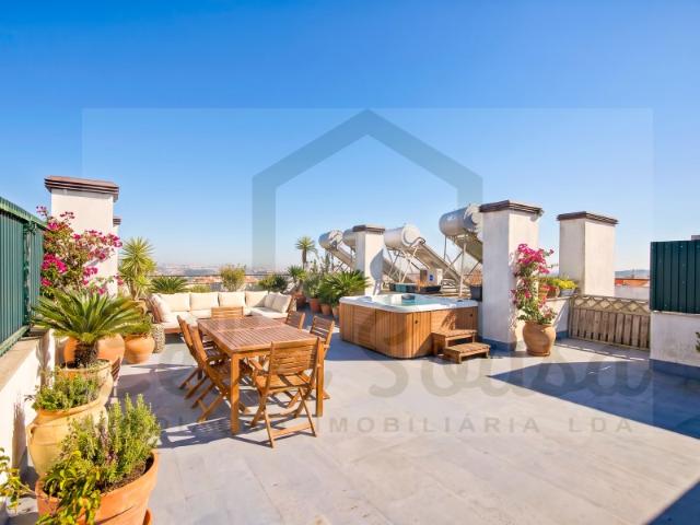 Apartamento T2 com Terraço, Varanda e Garagem Amadora