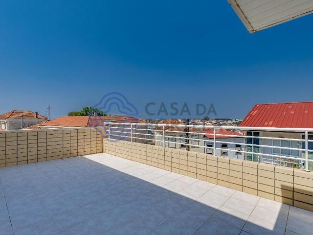 Apartamento T2 com terraço, varanda e garagem no centro de Guifões