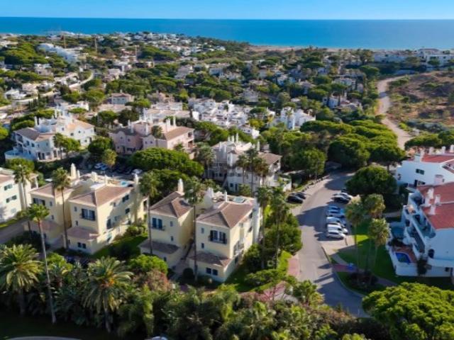 Apartamento T2 com terraço amplo virado a sul em Vale do Lobo, a 4 minutos da praia