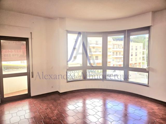 Apartamento T2 com Terraço, Arrecadação e Parqueamento | Sesimbra