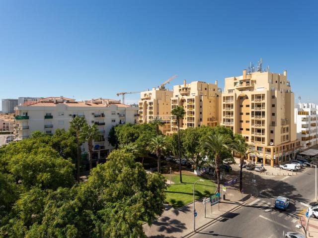 Apartamento T2 Totalmente Remodelado com terraço com 40m2 e. 140m² Quarteira