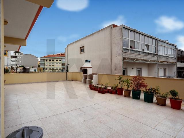 Apartamento T2 com Terraço e Arrecadação em Mem Martins