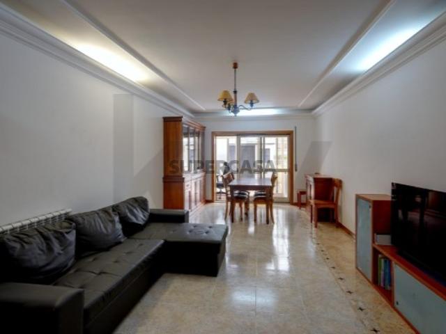 Apartamento T2 com Terraço e Arrecadação em Mem Martins