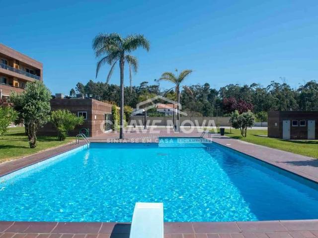 Apartamento T2 com terraço e box em condomínio fechado com piscina