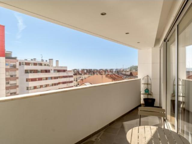 Apartamento T2 com terraço e estacionamento na Cruz Quebrada, Algés