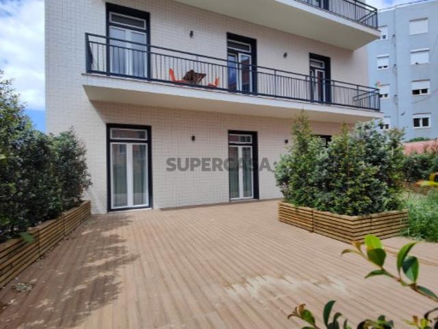 Apartamento T2 com terraço e estacionamento junto às Amoreiras