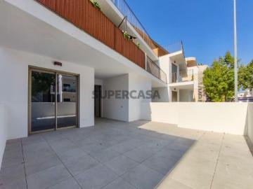 Apartamento T2 com terraço e garagem em Cabanas, Tavira