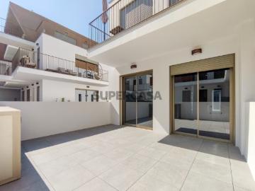 Apartamento T2 com terraço e garagem em Cabanas, Tavira