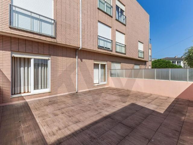 Apartamento T2, com Terraço e Garagem, na 2.ª Linha do Mar, em Vila do Conde