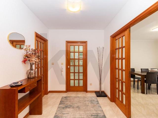 Apartamento T2, com Terraço e Garagem, na 2.ª Linha do Mar, em Vila do Conde