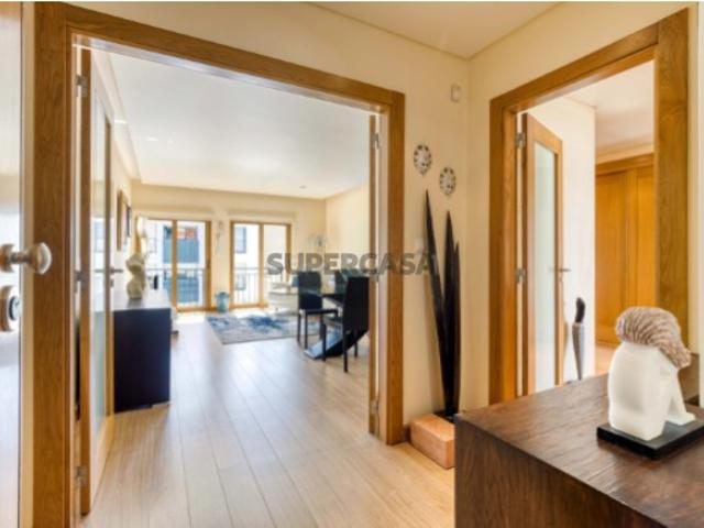 Apartamento T2 com Terraço e Garagem na Atalaia, Amadora