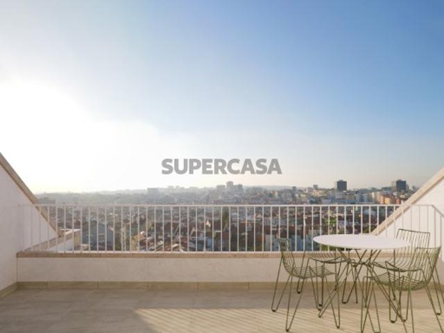 Apartamento T2 com terraço e piscina em Lisboa