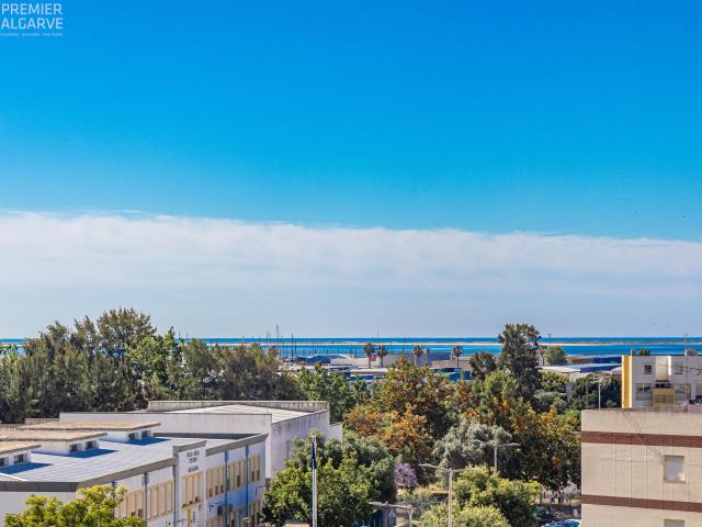 Apartamento T2 com Terraço e Vista Mar em Olhão