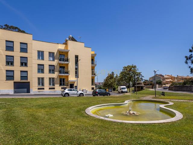 Apartamento T2 com Terraço e 2 Lugares de Estacionamento para Arrendamento em Caneças