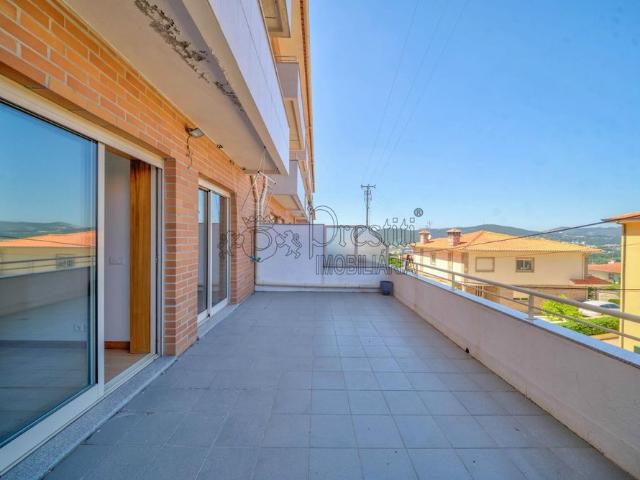 Apartamento T2 com Terraço para Alugar em Aldão