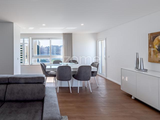 Apartamento T2 com terraço privado de 100m² e vista para o mar