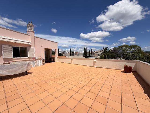 Apartamento T2 com Terraço Privativo Enorme e Estacionamento. 91m² Silves