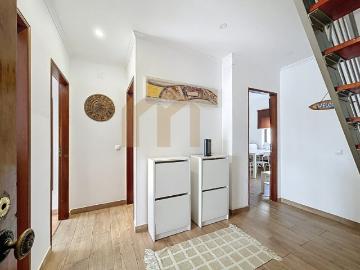 Apartamento T2 com Terraço + Sótão Aproveitado | 4 Quartos | 2 Casas de Banho
