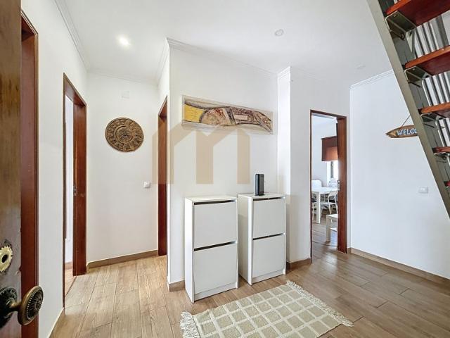 Apartamento T2 com Terraço + Sótão Aproveitado | 4 Quartos | 2 Casas de Banho