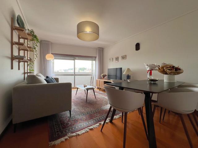 Apartamento T2 com três marquises e lugar de garagem em S. Vítor em Braga para arrendamento