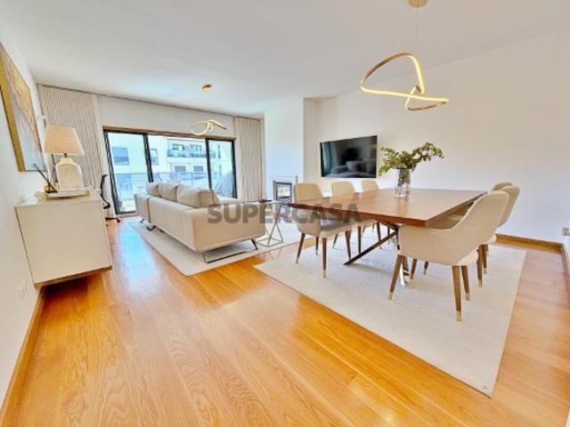 Apartamento T2, com varanda, 1 parqueamento e ampla arrecadação