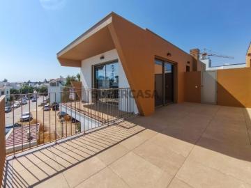 Apartamento T2 com varanda, terraço e garagem em Cabanas, Tavira