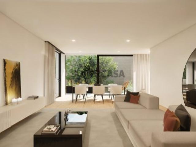 Apartamento T2 com varanda, área bruta de 159,15m2, garagem fechada para duas viaturas
