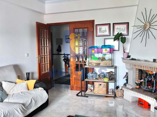 Apartamento T2 com Varanda, Arrecadação e vista Rio em Alverca