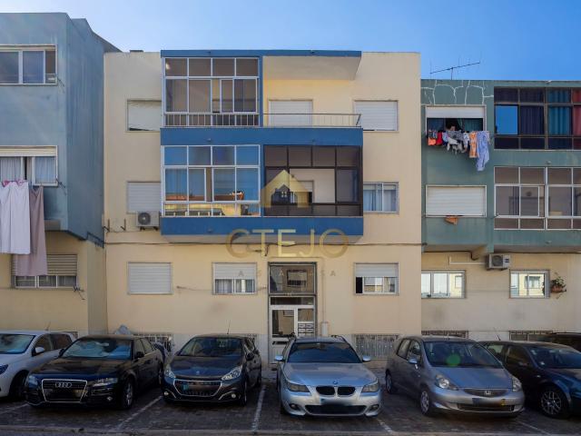 Apartamento T2 com varanda e arrecadação em Vale de Figueira, São João da Talha