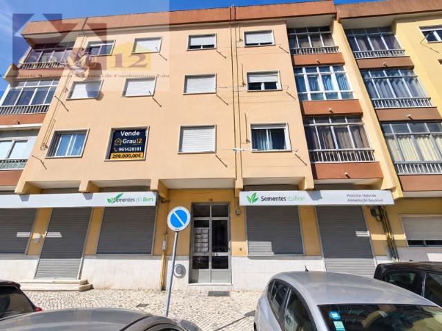 Apartamento T2 com Varanda e Arrecadação | Serra das Minas