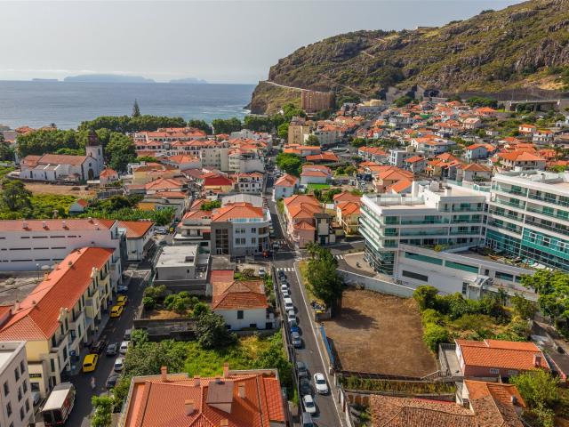 Apartamento T2 com varanda e dois estacionamentos — Alma Res. 99m² Machico