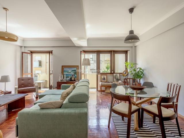 Apartamento T2 com varanda e elevador, em Oeiras