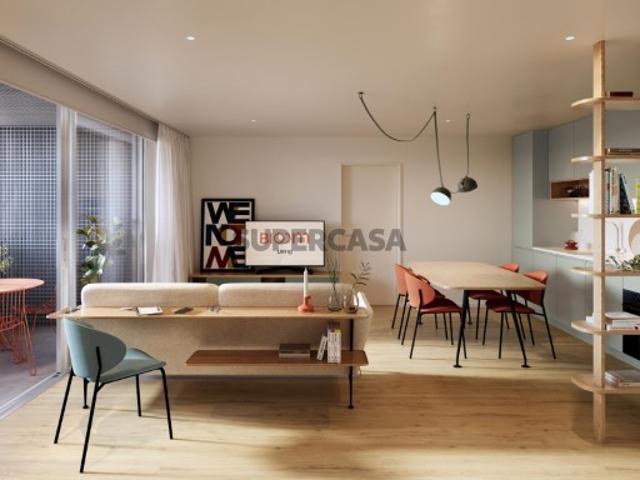 Apartamento T2 com varanda e estacionamento na Quinta da Moreira
