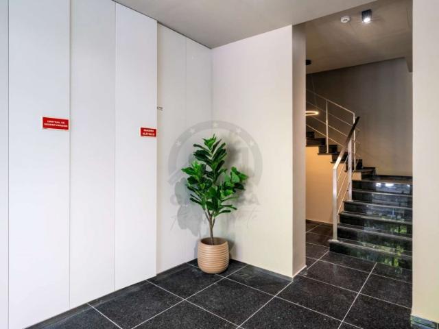 Apartamento T2 com varanda e estacionamento nas Avenidas Novas