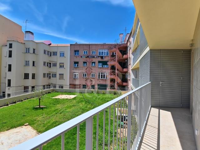 Apartamento T2 com terraço e estacionamento no Areeiro
